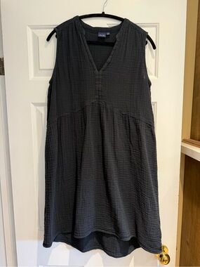 GAP Black Sleeveless V-Neck Textured Dress